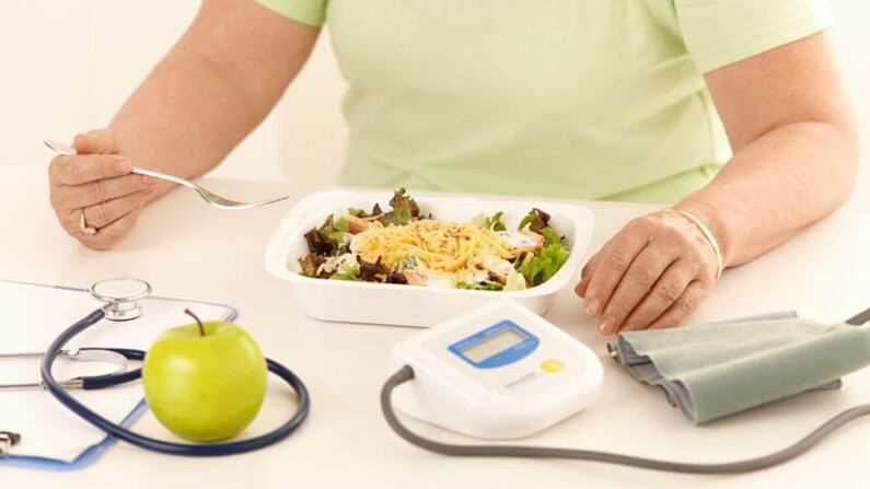 Ang isang babaeng may diabetes ay sumusunod sa mga rekomendasyon ng doktor sa dietary nutrition