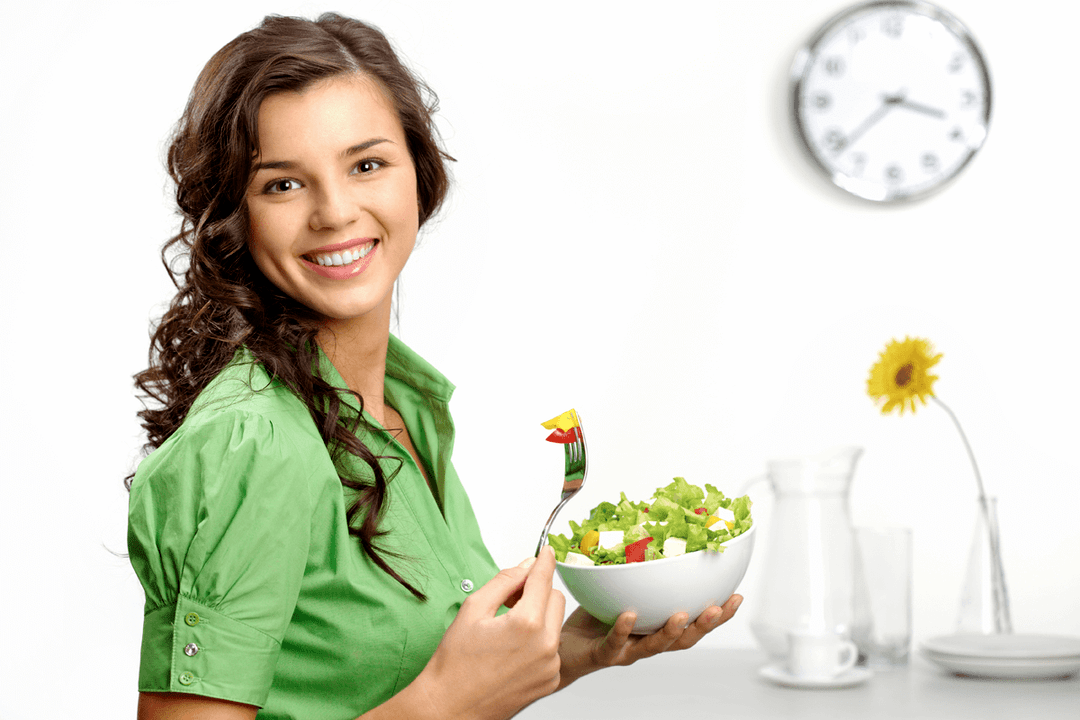 kumakain ng vegetable salad sa isang blood type diet