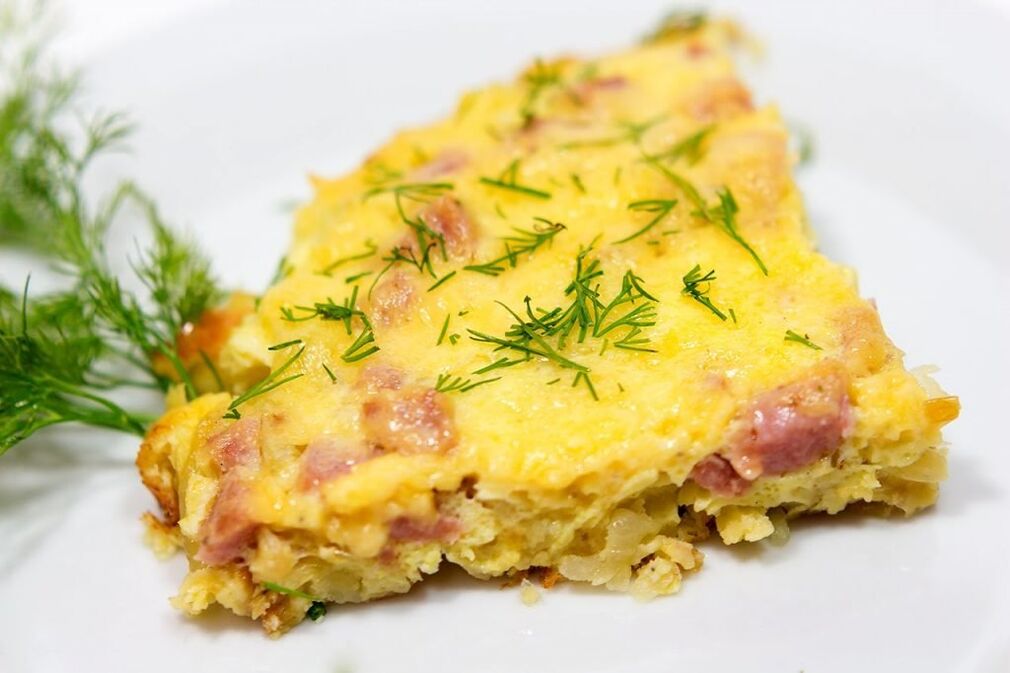 Ang omelet na may ham ay maaaring isama sa pang-araw-araw na menu ng Dukan diet