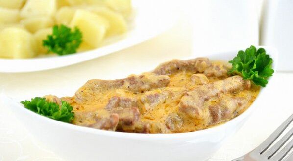 Beef na may mga champignon sa creamy sauce - isang masaganang ulam sa panahon ng Consolidation phase ng Dukan diet