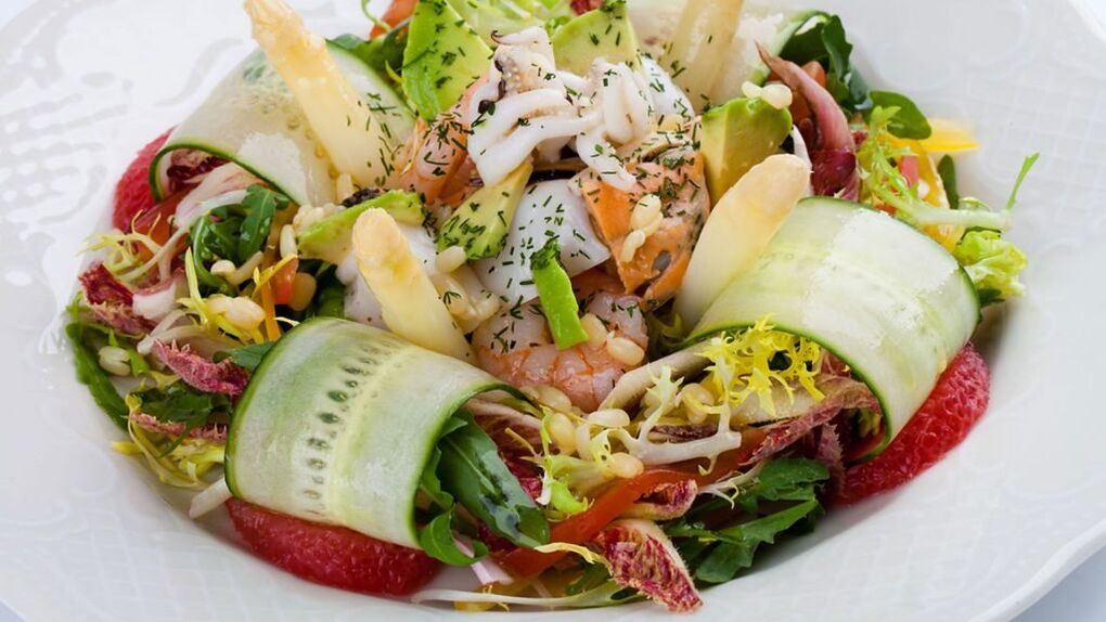 Kapag sinusunod ang Alternation phase ng Dukan diet, inirerekumenda na kumain ng seafood salad
